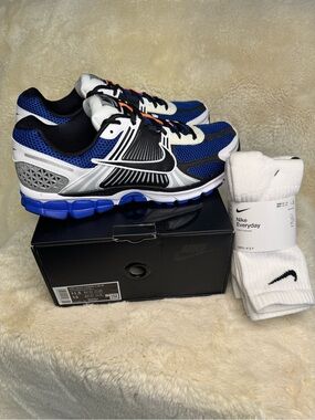 New in Box 🔷 Men’s Nike Vomero + Nike Sock Bundle